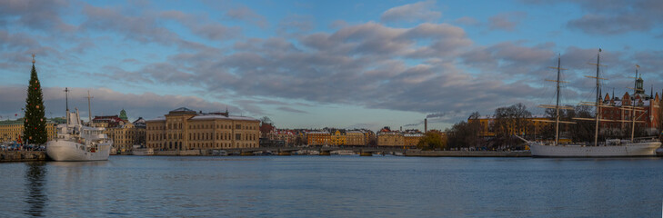 Fototapeta na wymiar Water view over Stockholm inner harbour an winter day in pale light