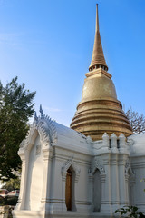 Fototapeta premium Thai golden pagoda