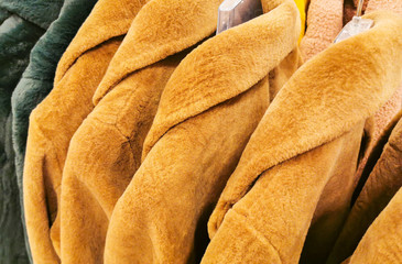 Winterjacke mit Mohair und Kunstfell zum Winterschlussverkauf auf einem Kleiderständer