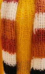 Mohair Pullover zum Winterschlussverkauf auf einem Kleiderständer