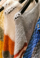 Mohair Pullover zum Winterschlussverkauf auf einem Kleiderständer