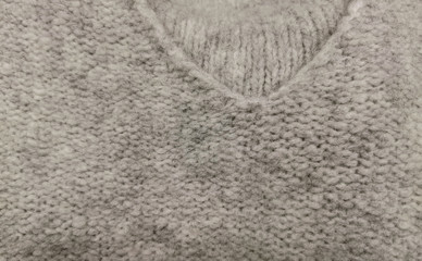 Mohair Pullover zum Winterschlussverkauf auf einem Kleiderständer