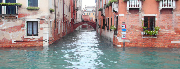Fototapeta na wymiar venice Canal used as a communication route by the boats of the I