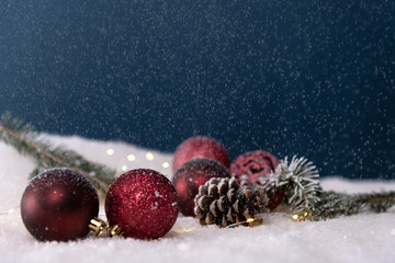 Weihnachtskugeln mit leichtem Schneefall