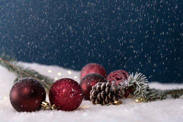 Rote Weihnachtskugeln mit starken Schneefall
