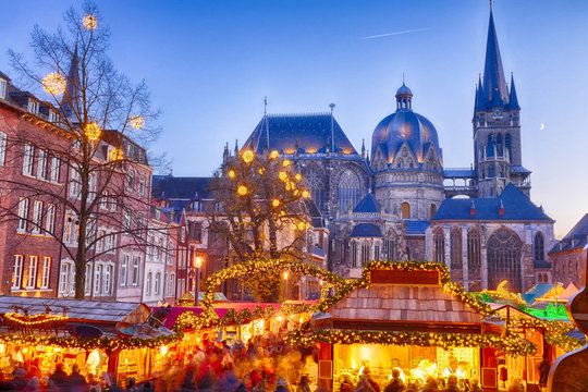 Weihnachtsmarkt rund um das Rathaus in Aachen