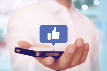 スマートフォンで親指 いいねのマーク SNS like, thumb up on smartphone SNS app