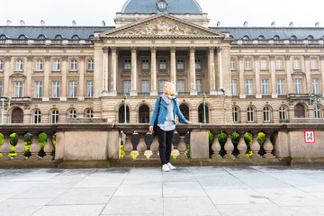 Obraz premium A woman stands against the backdrop of the Royal Palace in Brussels, Belgium