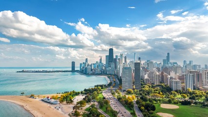 Chicago Skyline Luftdrohnenansicht von oben, Lake Michigan und Stadt Chicago Downtown Wolkenkratzer Stadtbild Vogelperspektive vom Lincoln Park, Illinois, USA