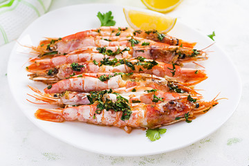 Grilled wild Argentinian red shrimps/prawns with parsley, oil, garlic and lemon. Delicious food. Keto / Paleo Diet.