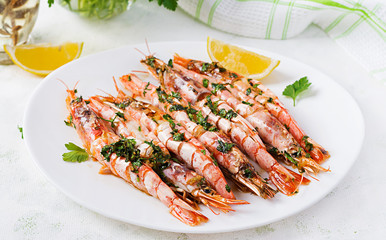 Grilled wild Argentinian red shrimps/prawns with parsley, oil, garlic and lemon. Delicious food. Keto / Paleo Diet.