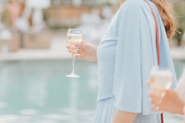 Boire une flûte de champagne a bord de la piscine