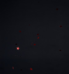 Lluvia de confeti de estrellas de color rojo