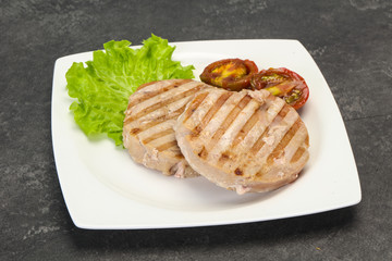 Grilled tuna steak with kumato