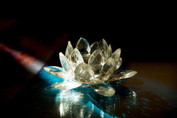 Photophore zen fleur de lotus en verre  dans un rayon de soleil