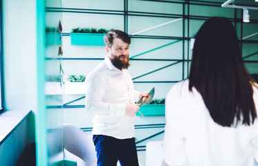 Obraz premium Bearded businessman with documents in office