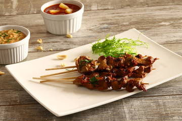 Gegrillte Asia Satay Spieße mit Dip Süß Sauer und Erdnuss Sauce und Salat