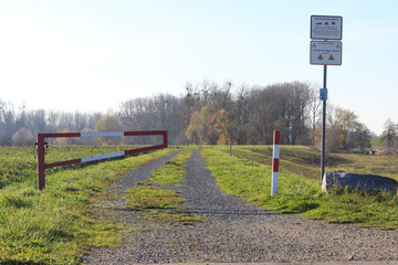 Schranke an einem Feldweg am Rheindamm
