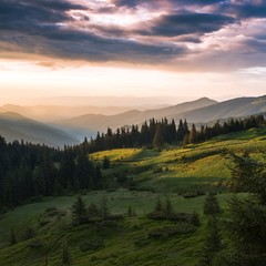 Fototapeta premium majestatyczny obraz europejskiego letniego świtu, niesamowita scena wschodu słońca, zielone wzgórze na tle niesamowite niebo, kolorowy letni poranek krajobraz w górach, widok na krajobrazy przyrody, Karpaty, Europa