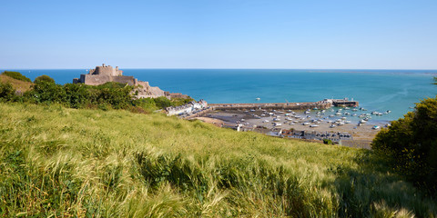 Fototapeta premium Mont Orgueil Castle and Gorey harbour at low tide