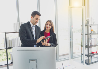 Businessmen and woman are discussing informations.