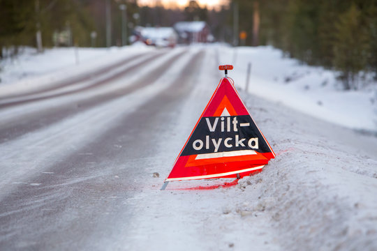 Varningsskylt f&ouml;r viltolycka p&aring; vinterv&auml;g