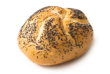 Kaiser, panino con semi di papavero isolato su fondo bianco