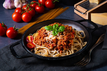 wholegrain spaghetti with tomato sauce and minced meat