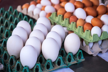 Nahaufnahme von Gänse- und Hühnereiern auf dem Markt © fotografci