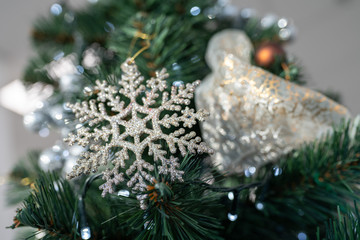 Karta świąteczna z ozdobami bożonarodzeniowymi. © piotrszczepanek