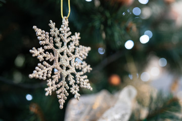 Karta świąteczna z ozdobami bożonarodzeniowymi. © piotrszczepanek