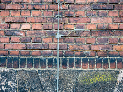 Blitzableiter an einer Hauswand