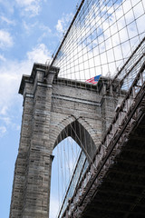 Puente de Brooklyn junto a la bandera de los Estados Unidos