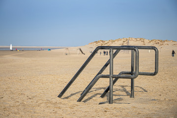 Fototapeta premium Treppe zum Strand, Reise Borkum, Nordsee Wattenmeer
