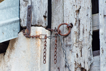 un vieil anneau rouillé sur une vieille porte en bois