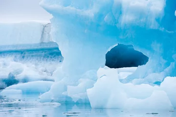 Selbstklebende Fototapeten Gletscher Icebergs swimming on Jokulsarlon glacier lagoon in Iceland  © Alexander Erdbeer