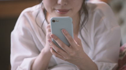 ビューティー　スマートフォンを操作する