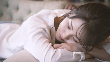 ビューティー　ソファーに横たわる	