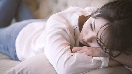 ビューティー　ソファーに横たわる	