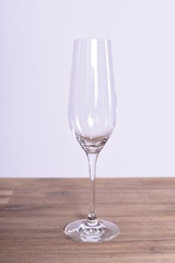 Sektglas auf Holztisch