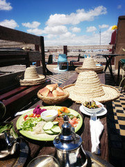 Antipasti Teller auf einer Terasse