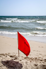 Rote Warn Flaggen am Strand warnen vor Unterströmung und anderen Gefahren