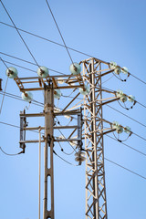 Stromleitungen an einem Masten und Isolatoren