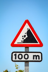 Verkehrsschild loses Gestein, Achtung Ger&ouml;llabgang