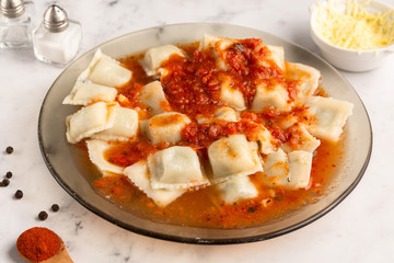 ravioles con salsa de toamte
