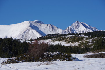 Fototapeta na wymiar Massif du carlit en neige