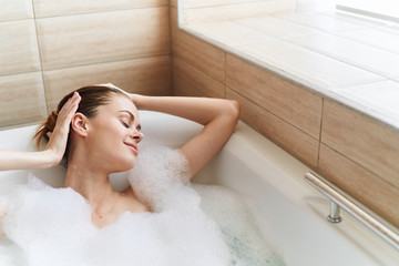 Naklejka premium young woman in bath