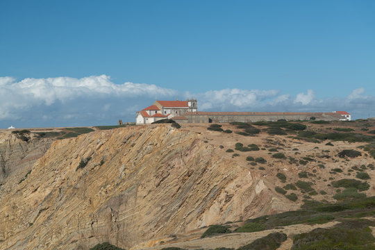 Die wilde Küste am Cabo Espichel nahe Sesimbra, Portugal