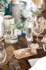 Hochzeit Tischdekoration mit Gastgeschenk und Holzschild