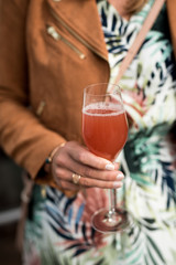 Frau hält Glas zum Toast erhoben
